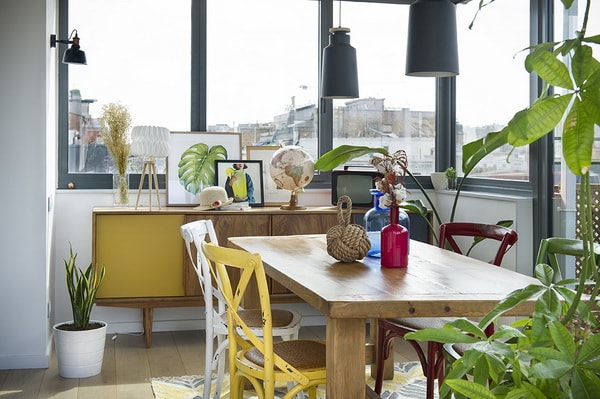 Grandes ventanales en el comedor