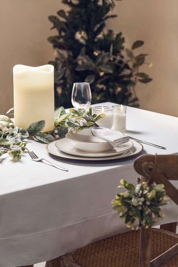 Velas grandes para decorar la mesa en Navidad