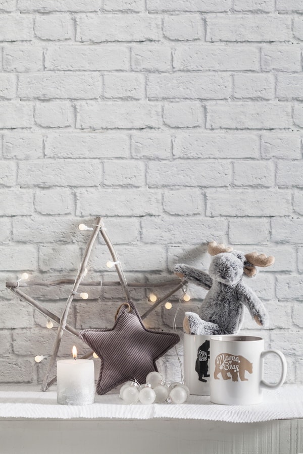 Decoración navideña con detalles en color gris