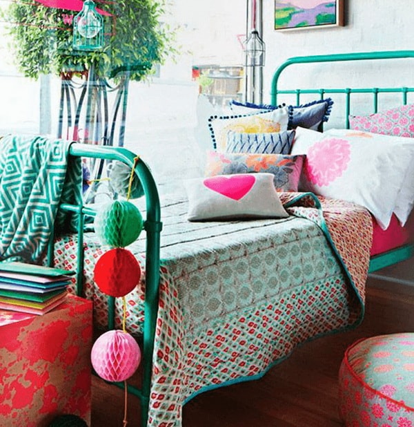 Dormitorio de estilo bohemio con mucho color