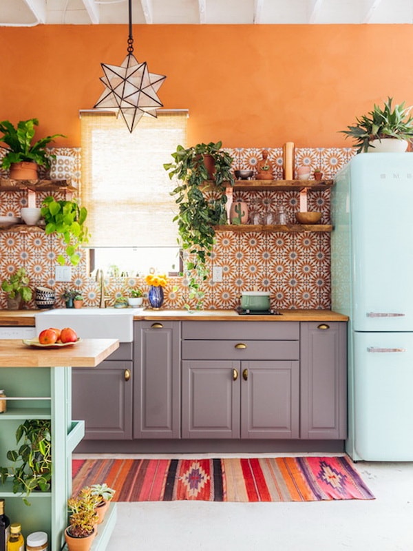 Cocina con plantas de estilo bohemio