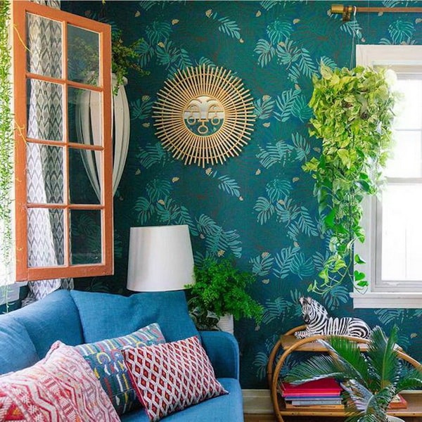Sala de estar con estilo bohemio, papel pintado, cojines y plantas