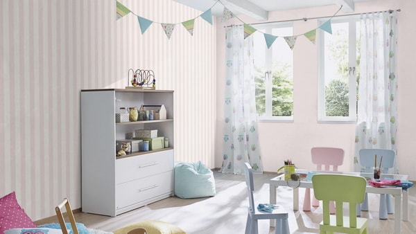 Papel pintado a rayas y banderines para dormitorios de bebé