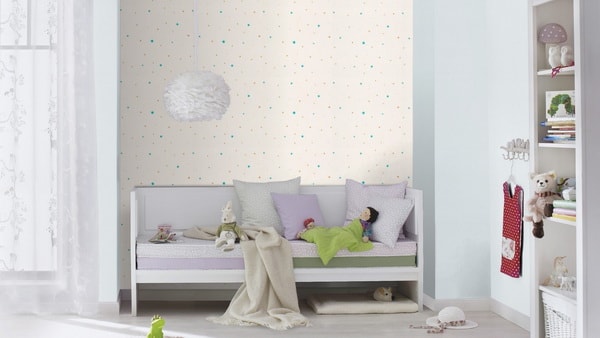 Espacio para sentarse en habitación infantil.