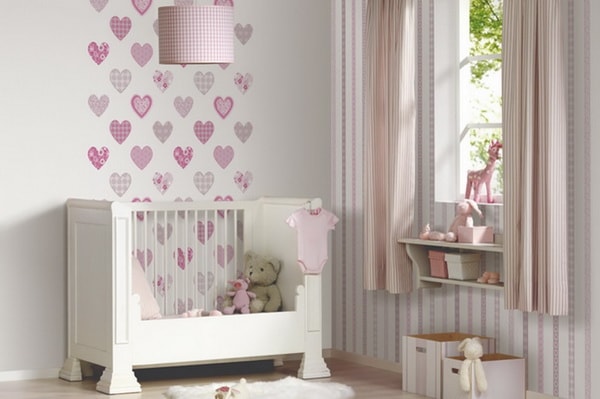 Papel pintado infantil de corazones. Lámpara de techo infantil.