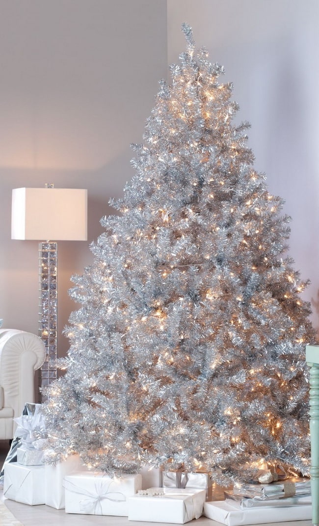 Árbol de Navidad completamente en color plata