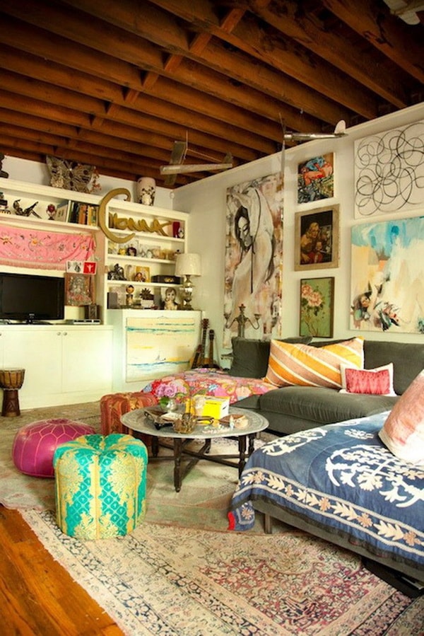 Cuadros, cojines y mucho textil en la decoración de estilo bohemio