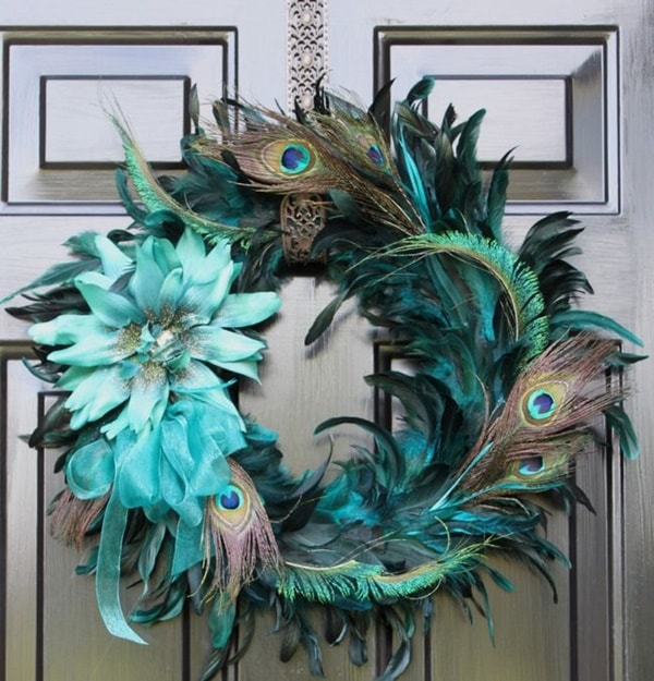 Corona navideña con plumas
