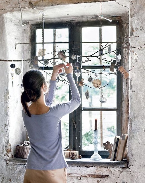 Decoración navideña con ramas