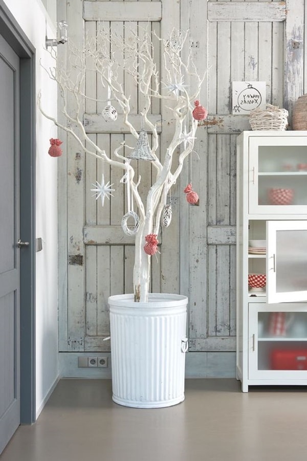 Decoración navideña con ramas