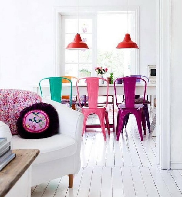 Comedor con sillas de diferentes colores
