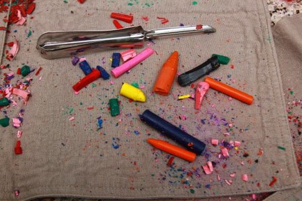 Crayones rallados para personalizar bolas de Navidad de vidrio