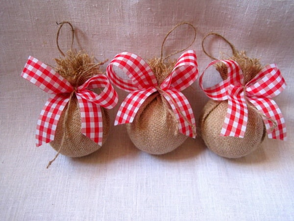 Bolas de Navidad forradas con tela arpillera