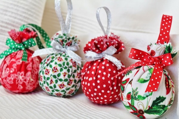 Bolas de Navidad hechas con esferas de poliestireno expandido y tela