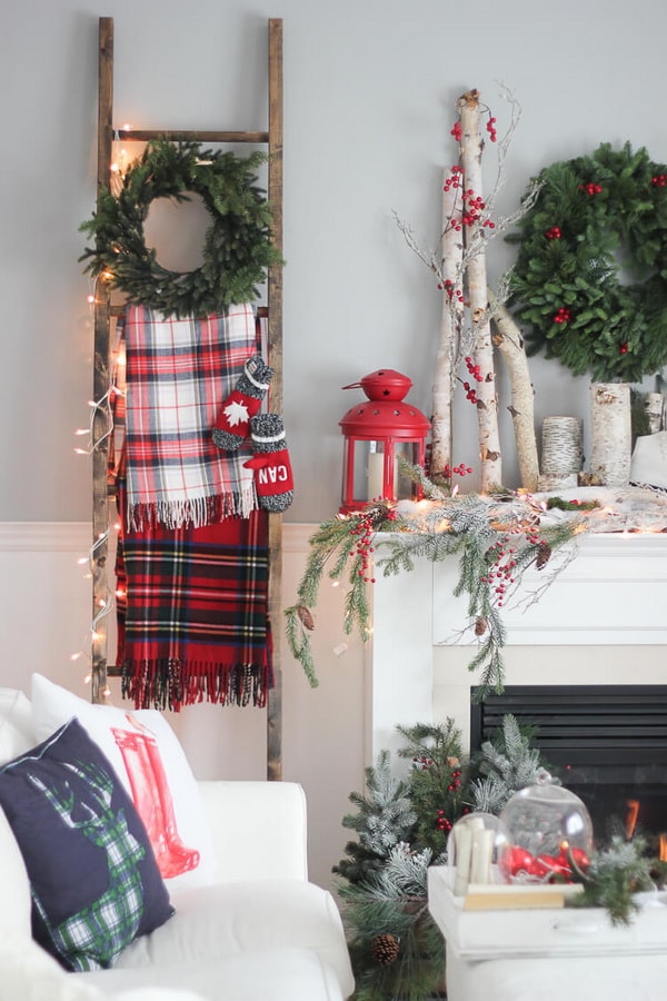 Escalera de mano y telas con estampados escoceses para decorar la sala en Navidad