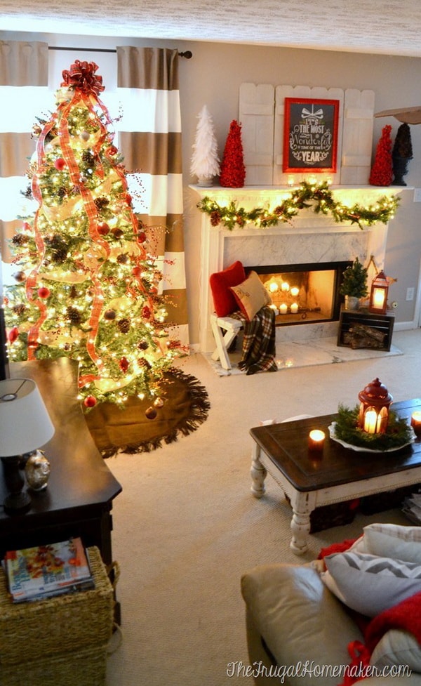 Decoración navideña para la sala con guirnaldas de luces y velas