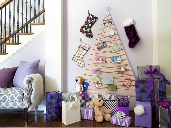 Árbol de Navidad alternativo para el salón. Decoración navideña en color púrpura.