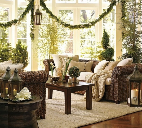 Decoración navideña para la sala con mucho verde