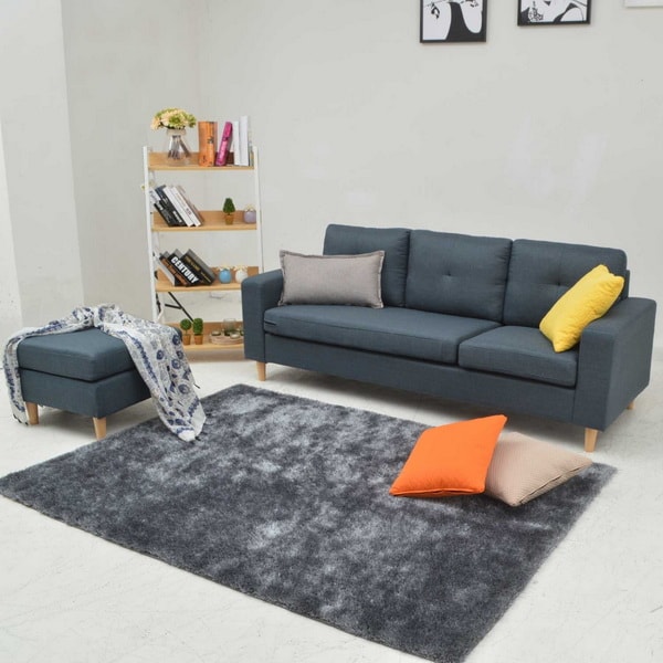 Sofá gris con cojines en colores vivos