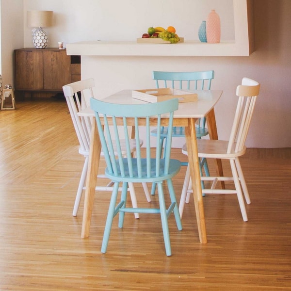Sillas de diferentes colores para comedores modernos