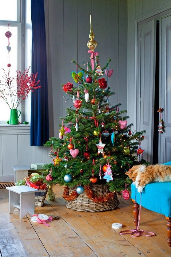 Árboles de navidad en cestas y adornos de muchos colores