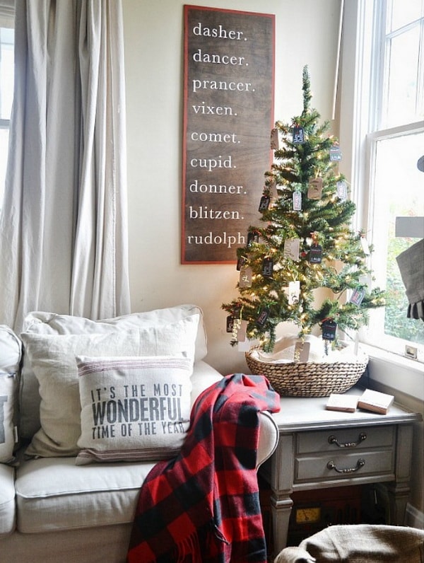 Arbolito de Navidad en una cesta