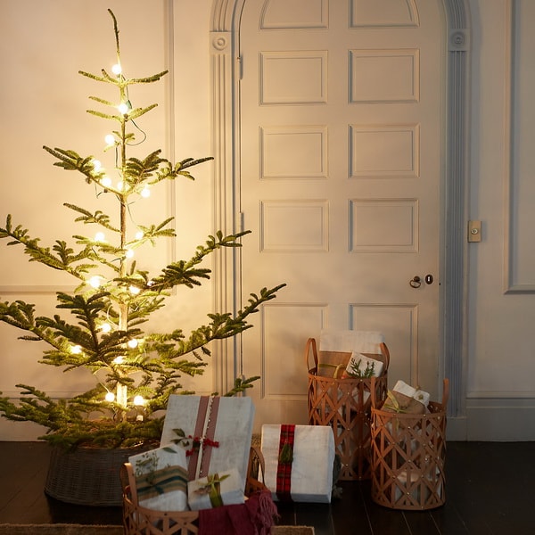 Luces navideñas como única decoración del árbol