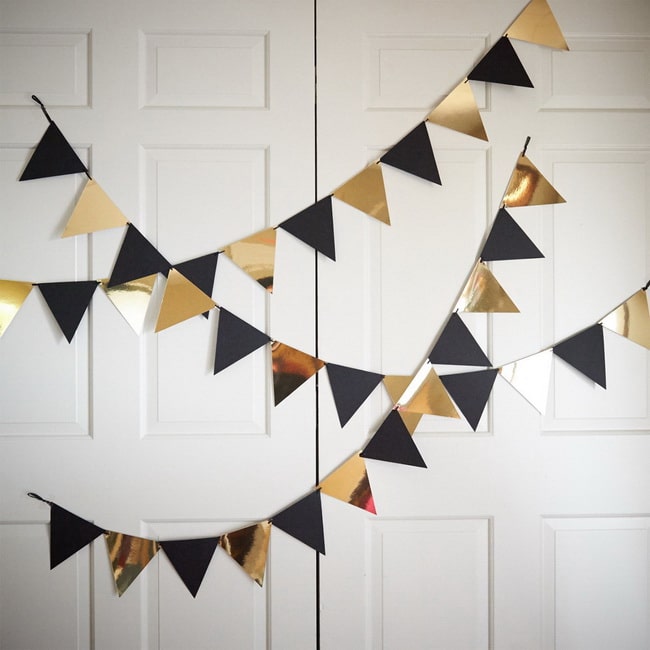 Banderines en negro y dorado para decorar NocheVieja
