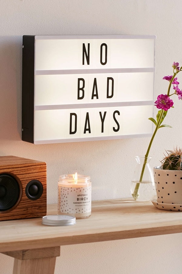 Cajas de luces con frases positivas