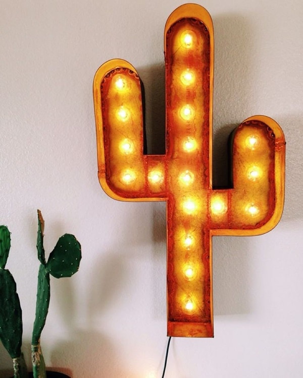 Cartel luminosos con forma de cactus