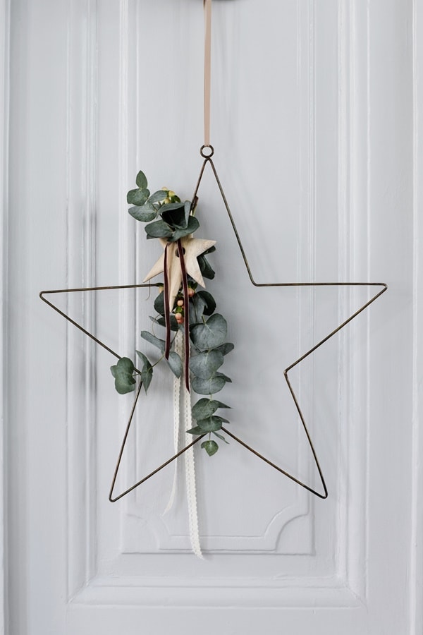Decorar la puerta de tu casa con coronas navideñas