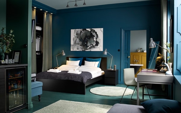 Colores fríos oscuros para dormitorios