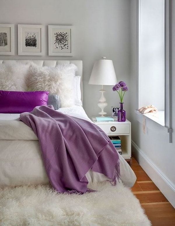 Dormitorio en blanco y púrpura