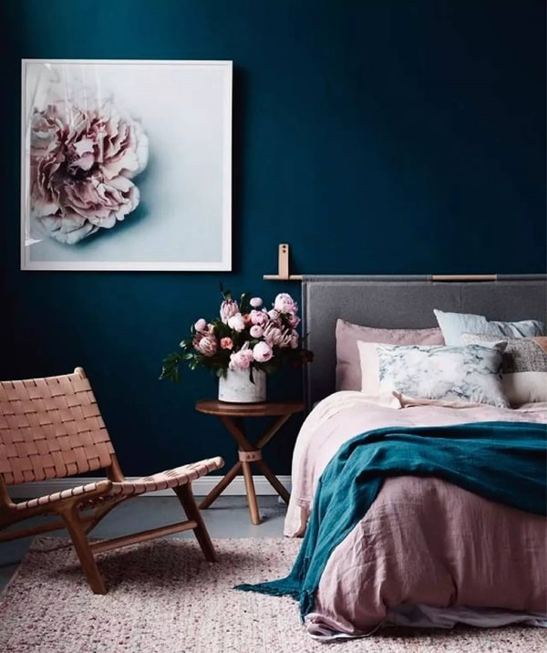 Dormitorio azul oscuro