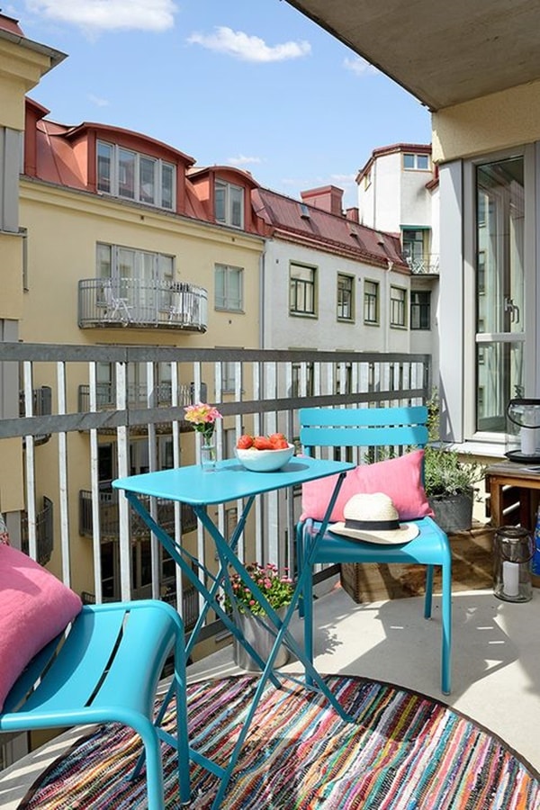 Muebles de exterior coloridos para balcones