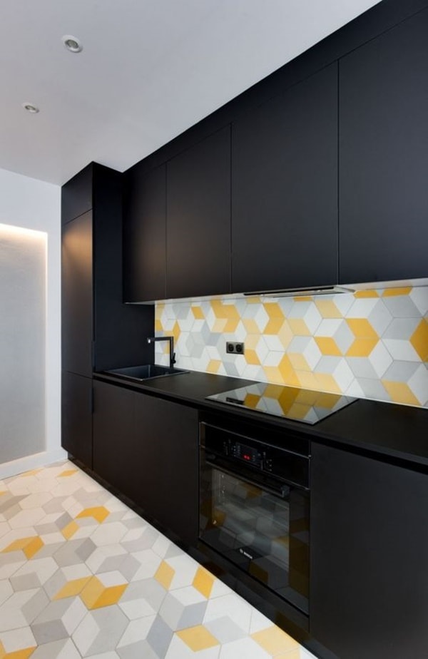 Muebles de cocina negro y revestimiento de suelo y paredes en varios colores