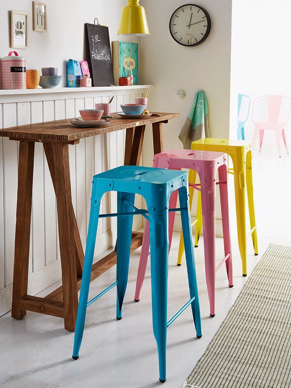 Pequeña barra de cocina con taburetes de colores