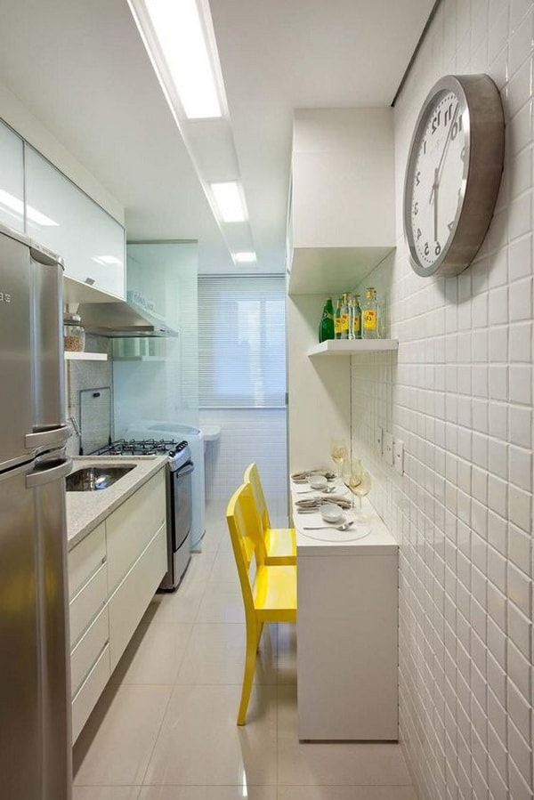 Barra de cocina en la pared opuesta a la bancada