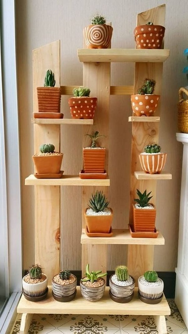 Estantería para colocar macetas hecha con madera de palets
