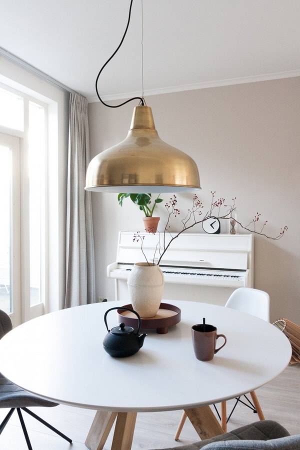Comedor blanco con lámpara de estilo industrial en color cobre