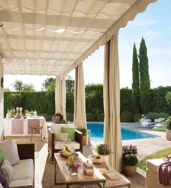 Pérgola al lado de la piscina