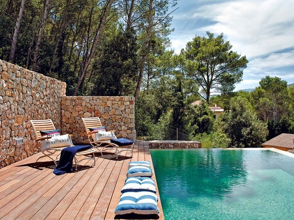 Decoración de piscinas con piedra y madera