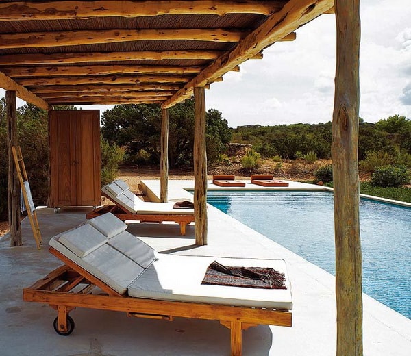 Pérgola junto a la piscina