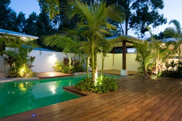 Iluminación para jardines con piscina