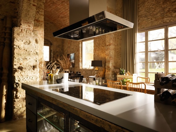 Cocina moderna con paredes rústicas