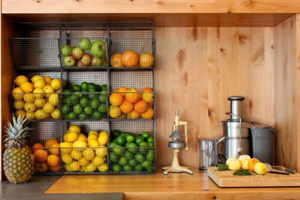 Cestos metálicos para organizar frutas en la cocina