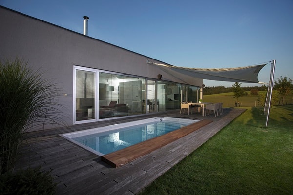 Piscina inteligente compacta con deck de madera