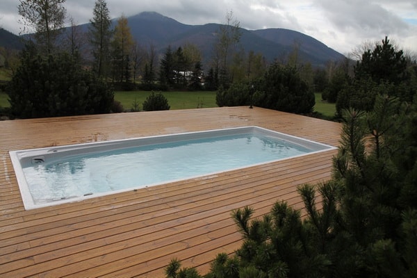 Swim spa con deck de madera