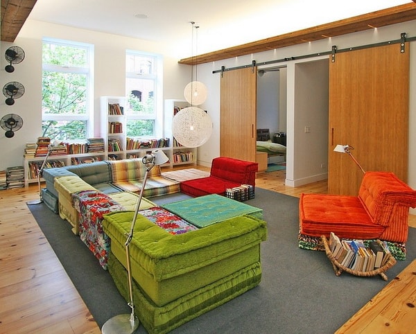 Sala con sofá modular de muchos colores