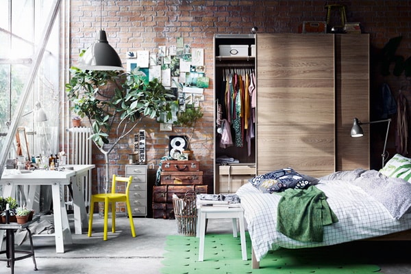 Dormitorio de estilo industrial con paredes de ladrillo a la vista